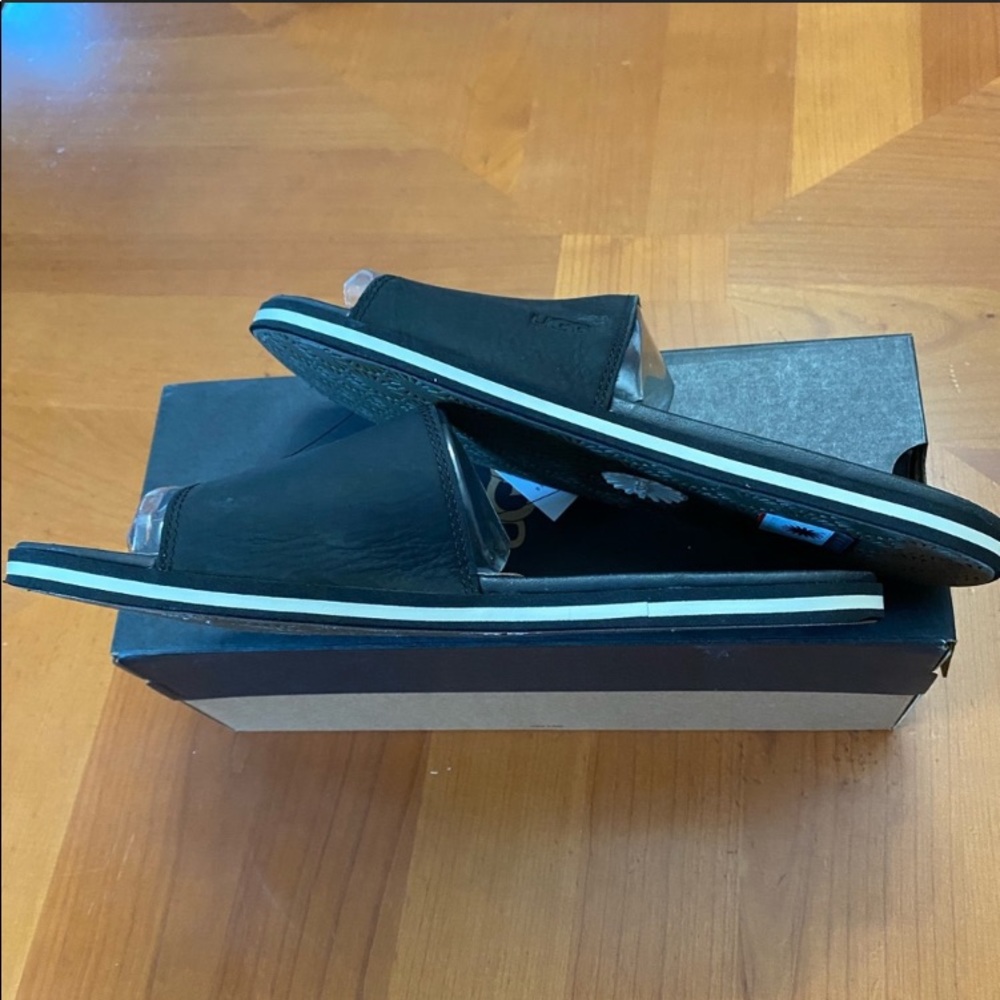 Mens UGG Leather Flip-Flops Sandals - Picture 5 of 6